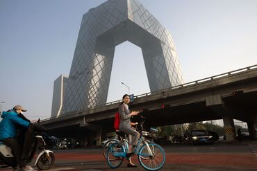 China Services Activity Slips, Adding Risk of Rapid Slowdown