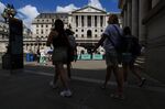 Tourists outside the Bank of England&nbsp;in the City of London, UK.