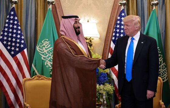Trump Resists Saudi-Crisis Pressure, Citing $450 Billion at Risk