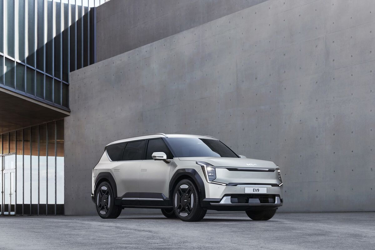 Kia Unveils First Three-Row Electric SUV as Automakers Go Big