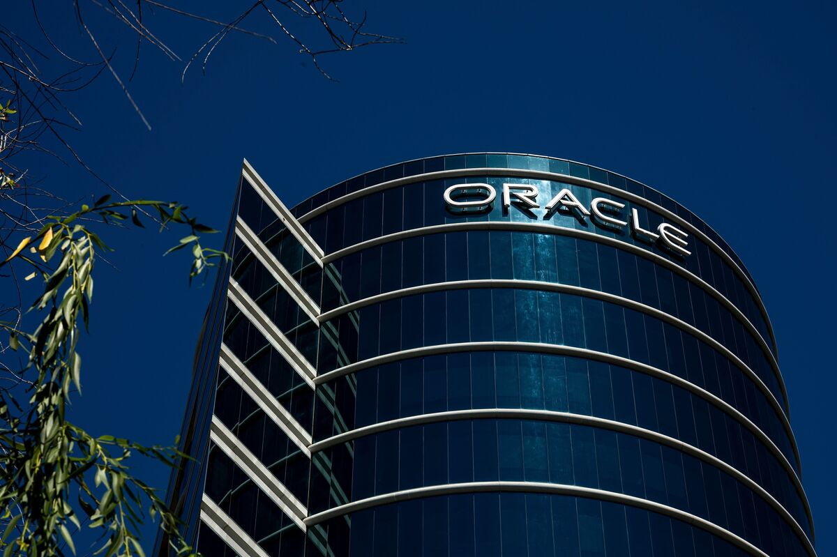 Oracle Credit Risk Hits Near 18-Year High on AI Debt Load Angst