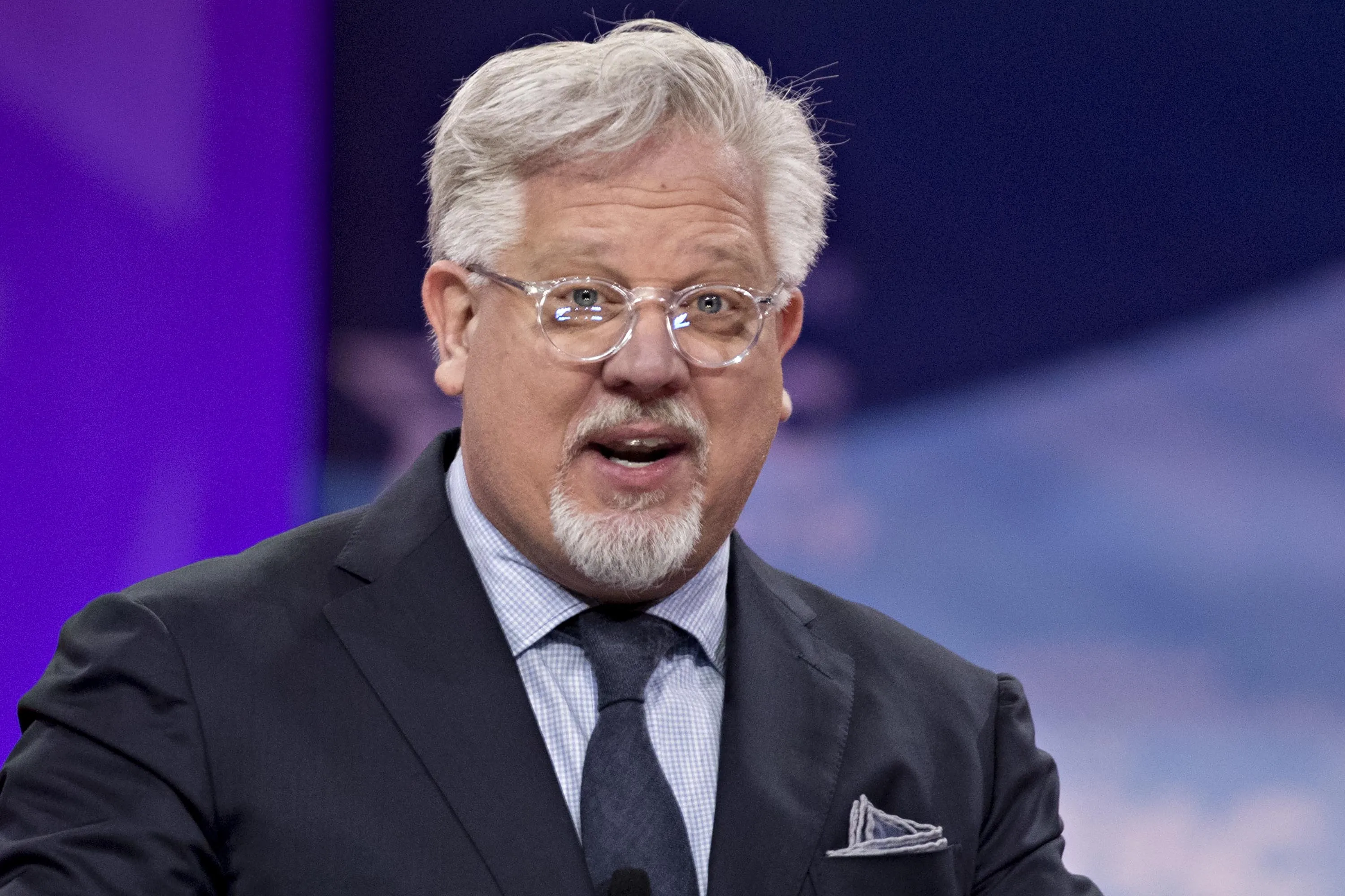 Conservative Glenn Beck Cuts $1 Million Off Price of Texas Home - Bloomberg