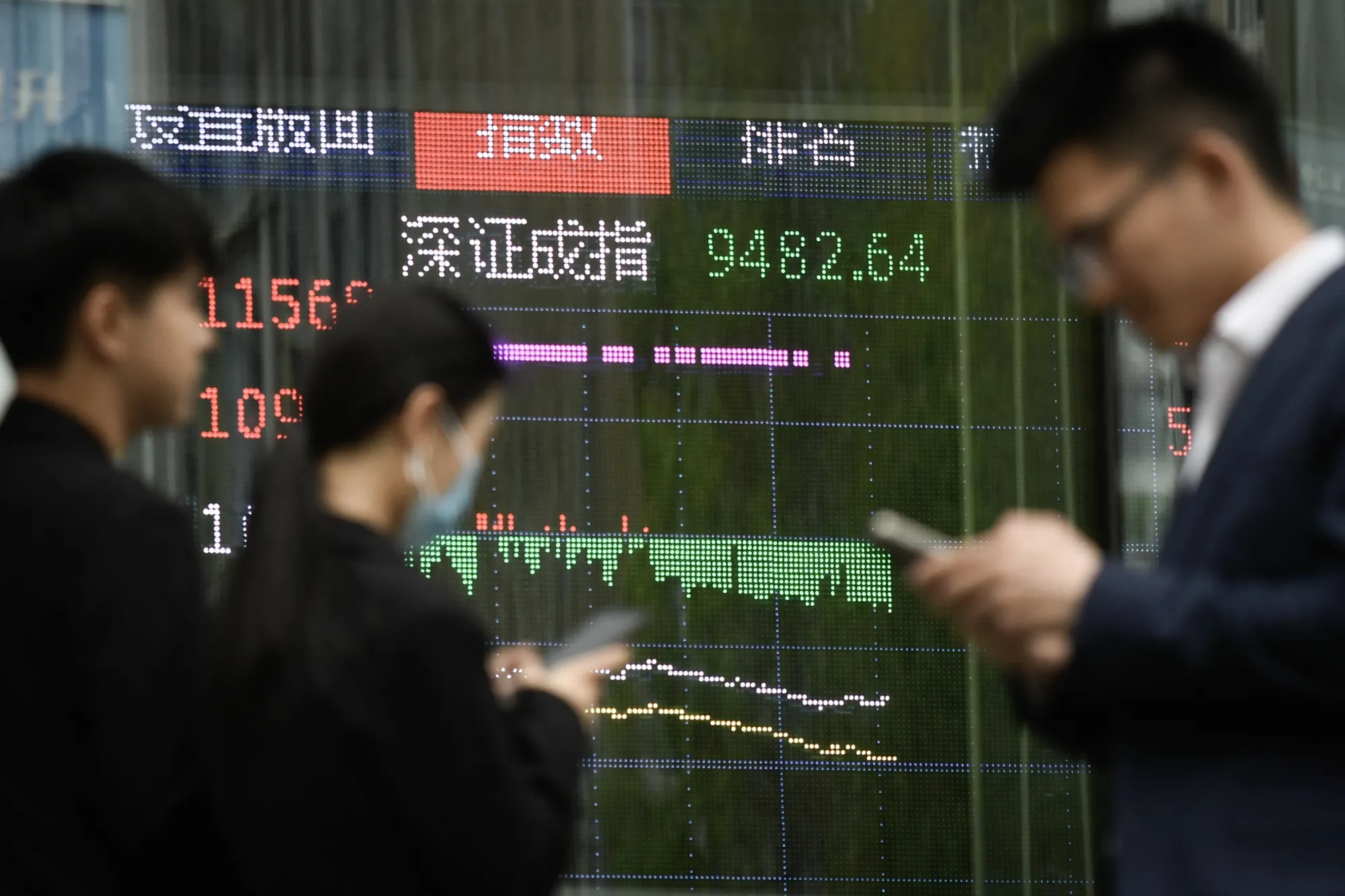 中国株式市場の動向を示すスクリーン（北京、2025年4月）