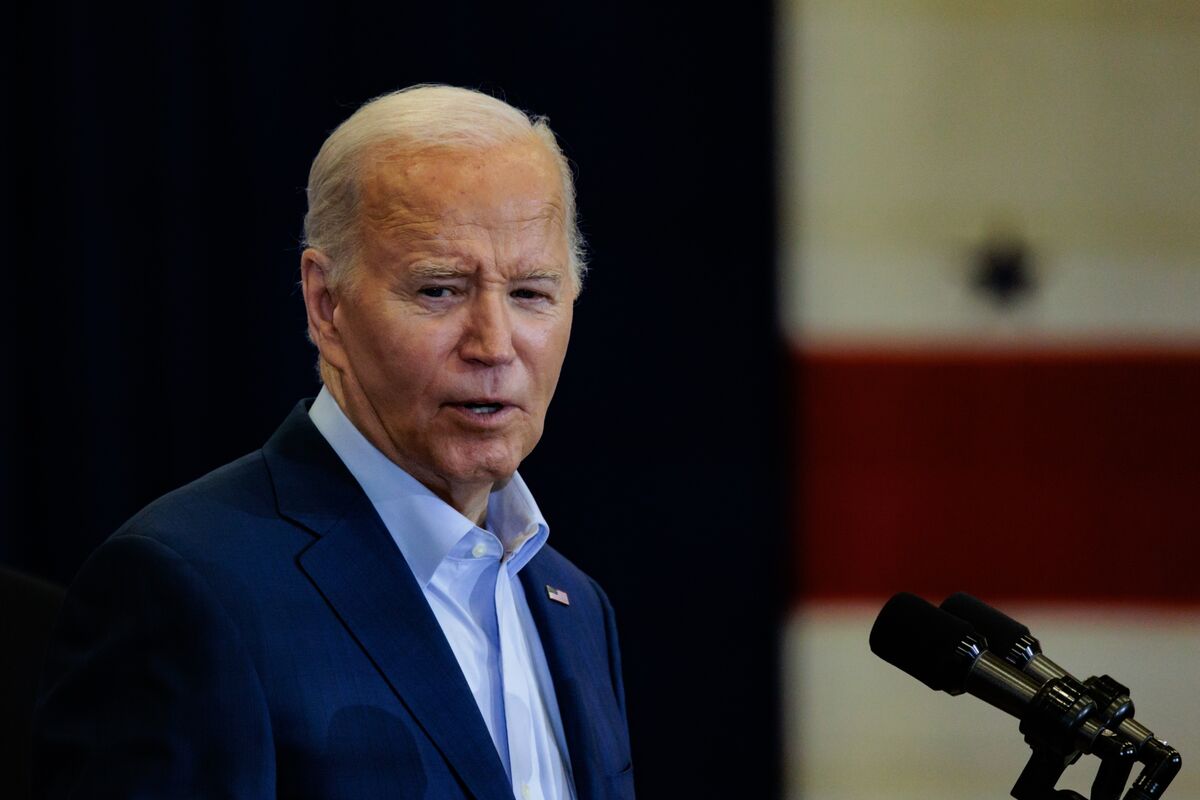 Biden Tells Black Voters He’ll Pick ‘progressive’ Supreme Court - Bloomberg