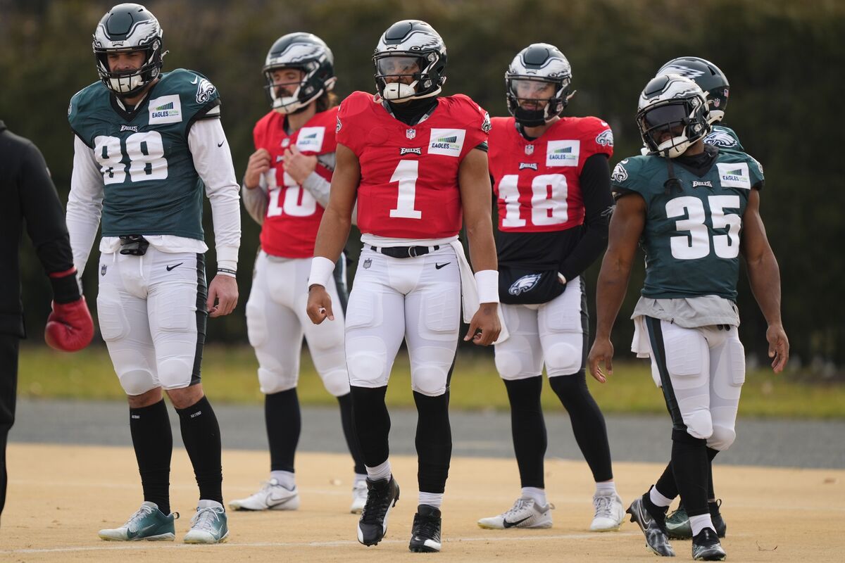 Jalen Hurts puts the Eagles on the board against the Cardinals with a TD run