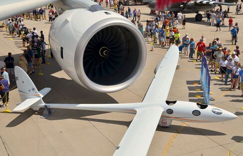 The Airbus Perlan 2 glider, shown next to the engine of an Airbus A380.