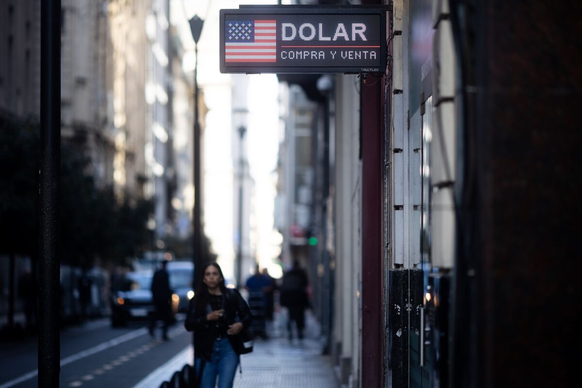 Argentina Moves to Curb Dollar Demand Amid Bid to Contain Peso