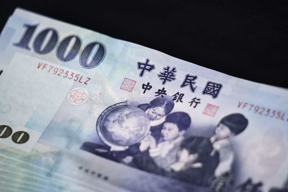 Taiwan Dollar Drops to Weakest Since May on Equity Outflows