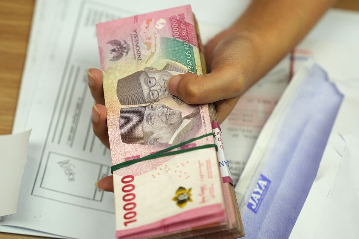 IDR USD Rupiah Nears Lowest Since April 20 As Rate Hike Doesn t Stem 