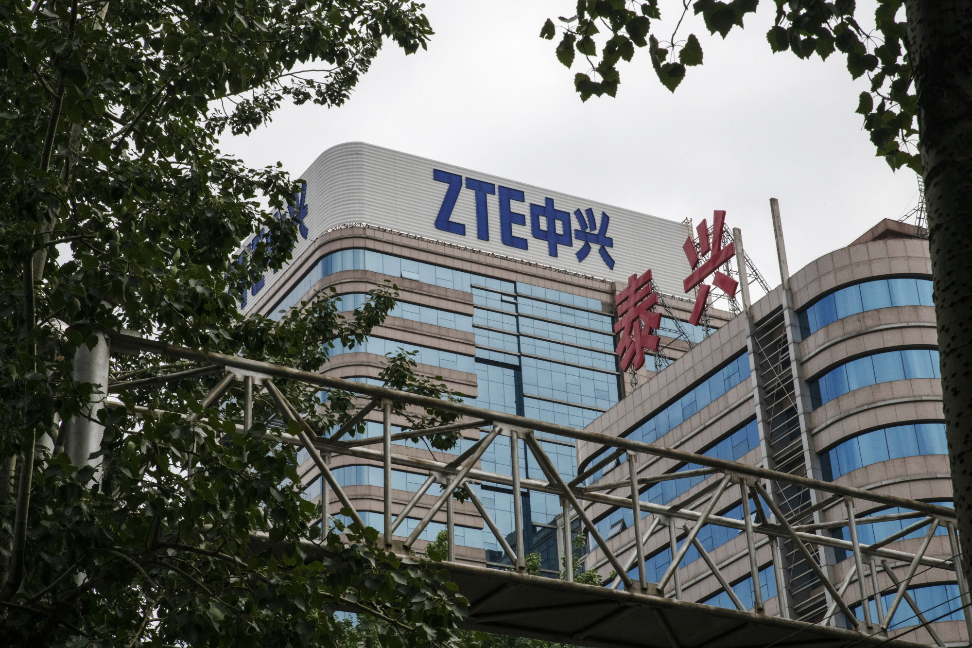 取引再開のZTE株、香港・中国市場で急落－巨額の罰金支払いへ