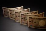 Japanese Yen Outpaces Dollar to Hold Currency Crown