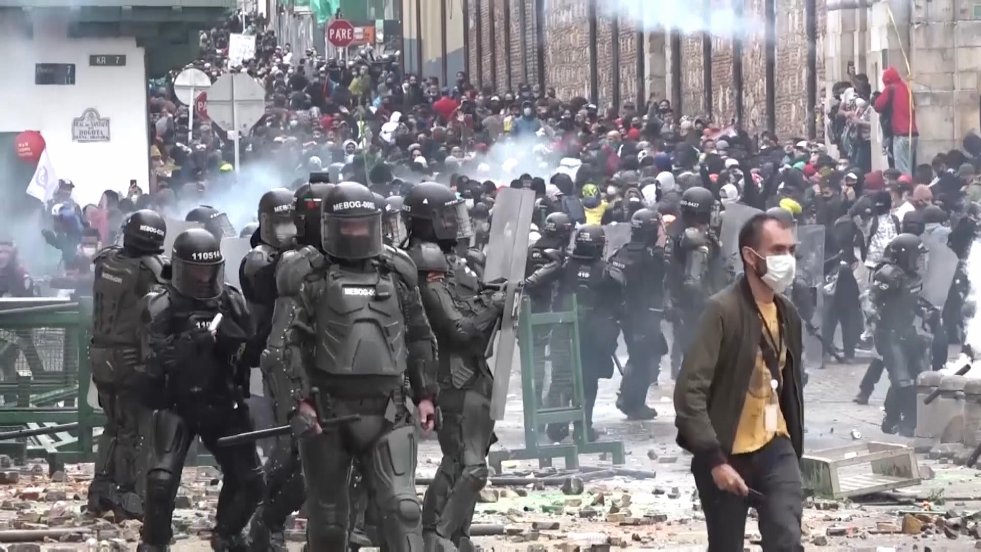 Vigilantes and Anti-Government Protesters Clash in Colombia thumbnail