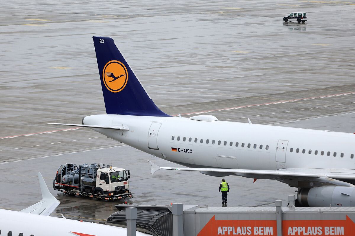 Lufthansa Drops as Easing Supply Chain Lowers Air Cargo Profit Bloomberg