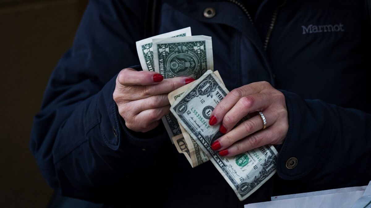 US Consumer Spending Rises as Inflation Stays Stubborn
