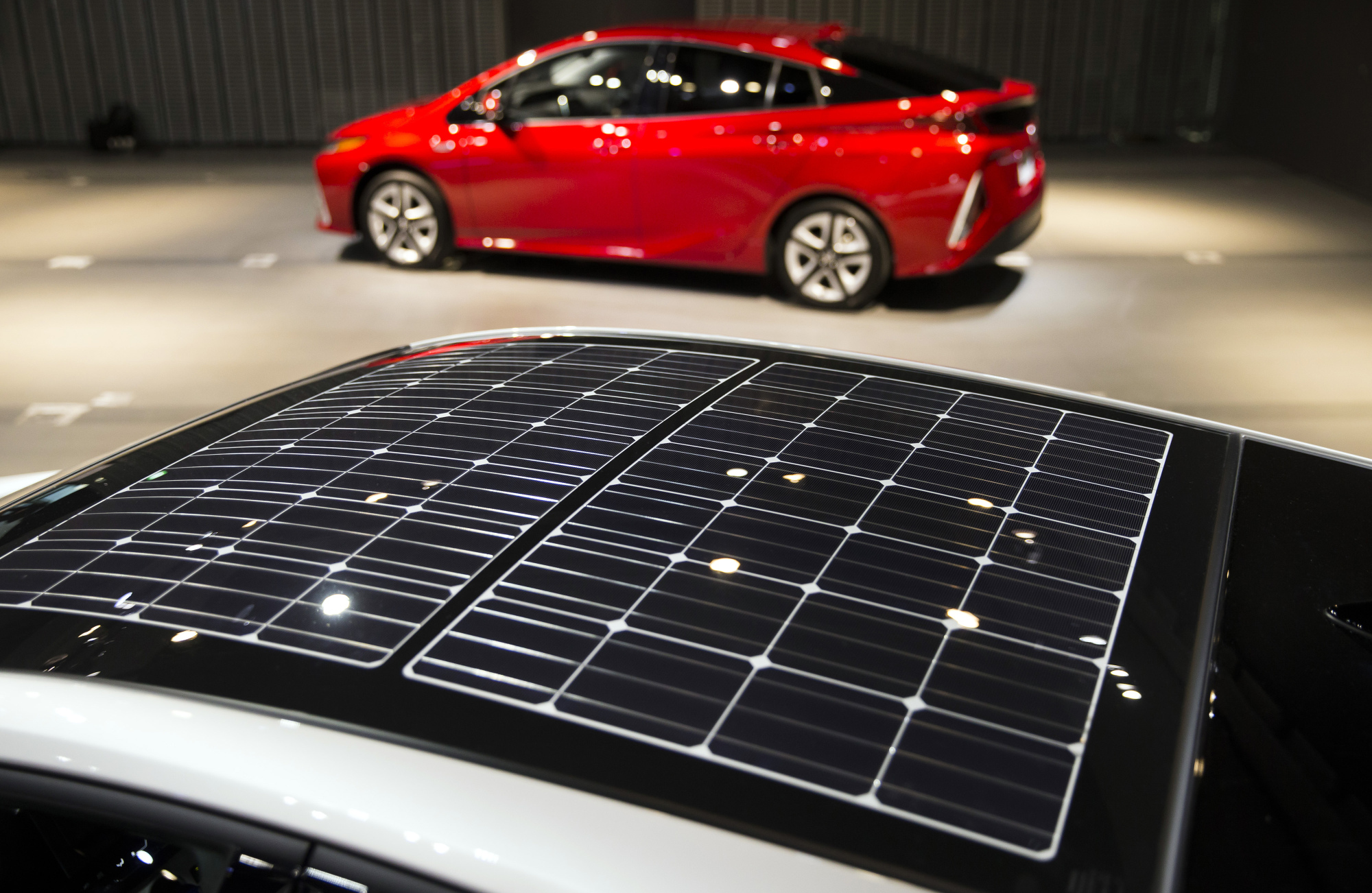 Солнечная батарея автомобильный аккумулятор. Тойота Приус на солнечных батареях. Ford Transit Solar Panel. Мэд дог 2 автомобиль на солнечных батареях. Тойота гибрид Солнечная батарея.