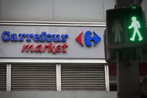Carrefour Rallies on Colombian Sale as Buyer Cencosud Slumps