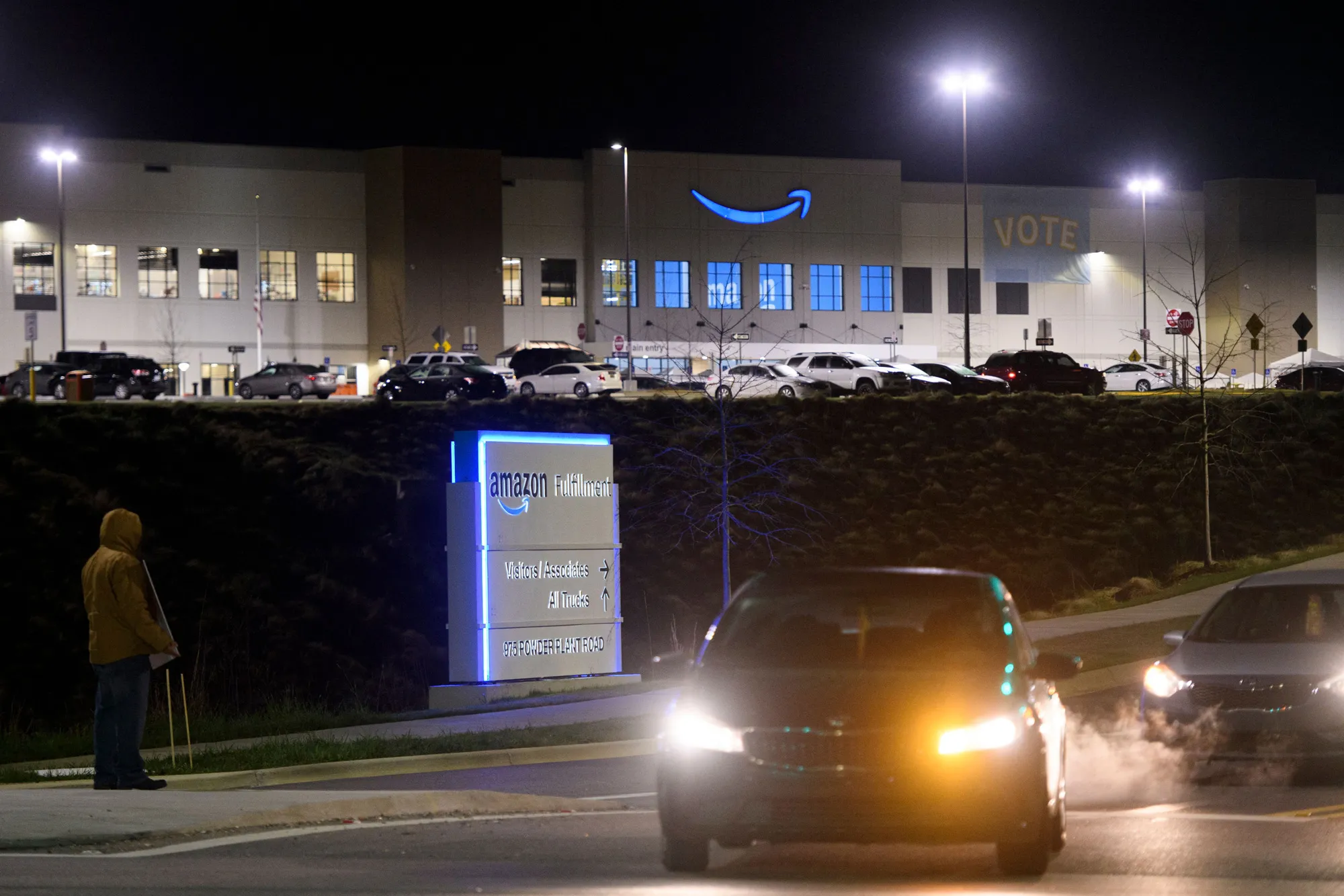 A union supporter&nbsp;outside during a shift change&nbsp;at the Amazon fulfillment center&nbsp;in Bessemer, Alabama.