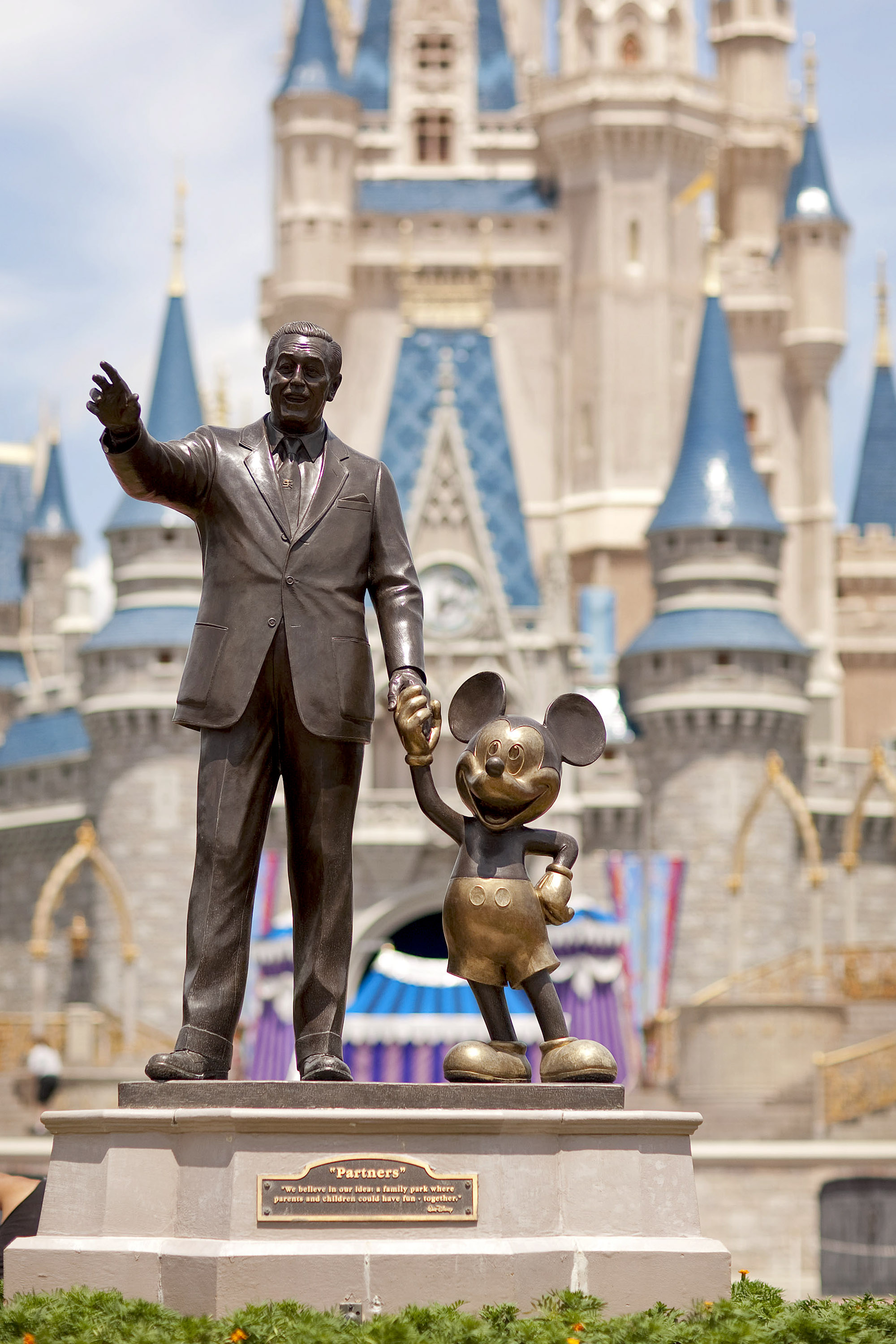 米ディズニー 上海テーマパーク建設計画 中国政府が承認 Bloomberg