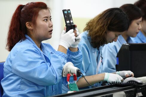 S. Korean Output Unexpectedly Falls as Growth Forecast Lowered