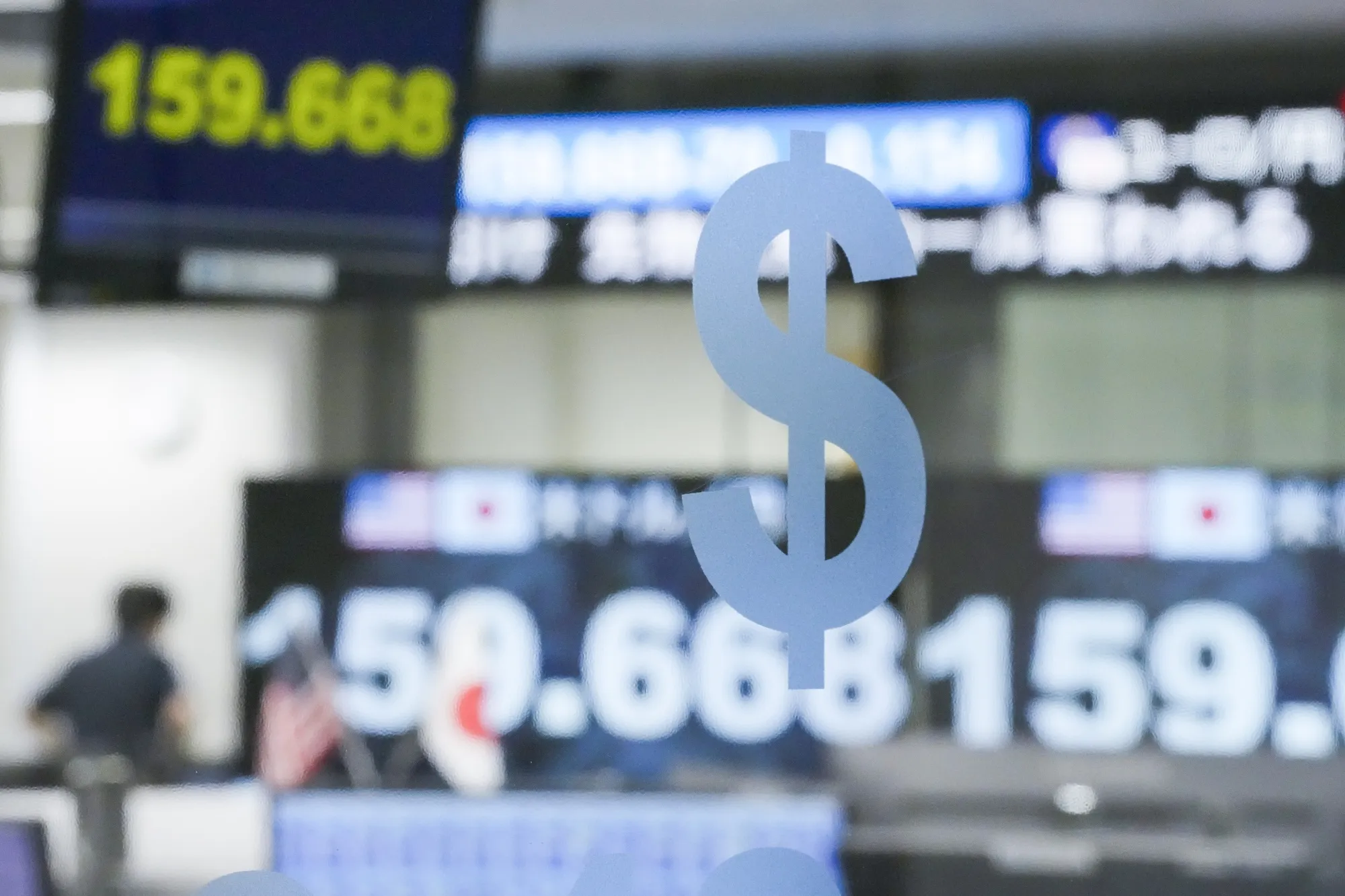 Yen Hovers Below 160 Versus Dollar 