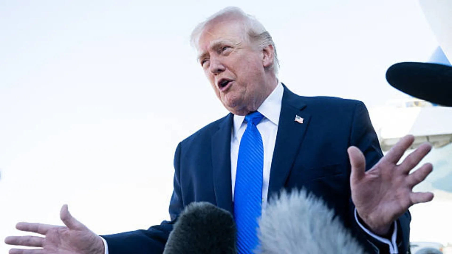 Watch Trump Says Talks With Iran Are Underway, as Airstrikes Continue - Bloomberg