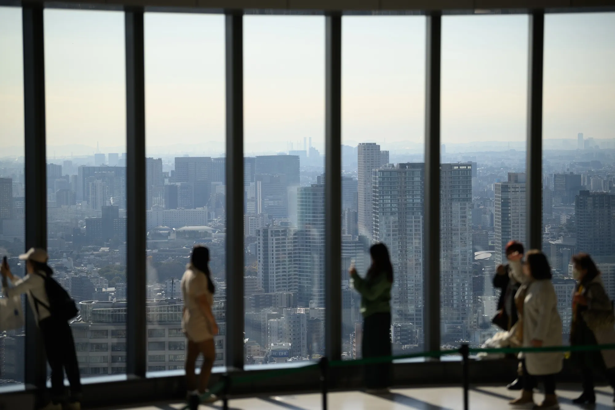 麻布台ヒルズの展望台を訪れた人たち（東京）&nbsp;