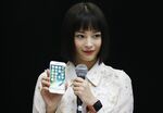 Actress Suzu Hirose with the Apple iPhone 7 and Apple Watch Series 2 during the sales launch event in Sept. 2016.
