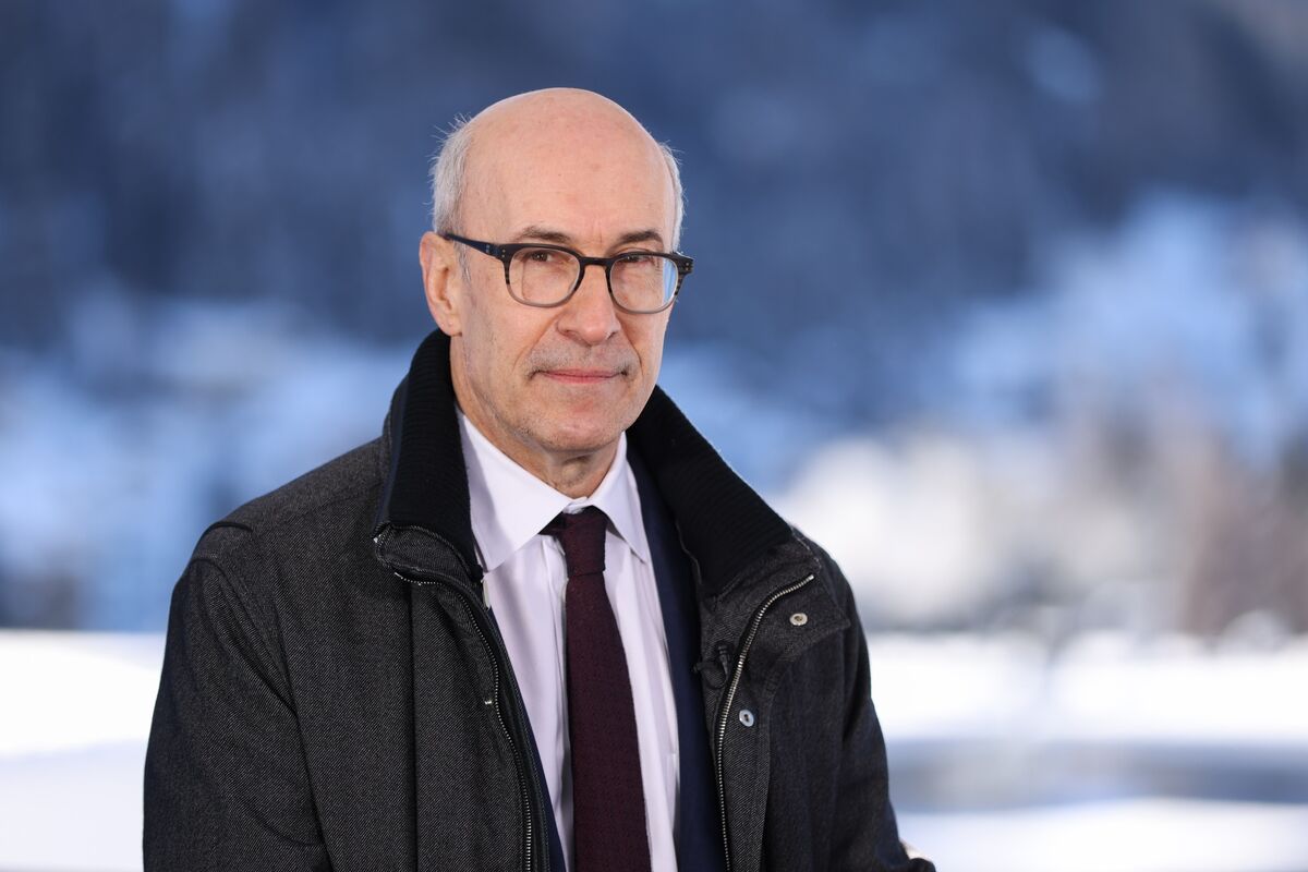 Rogoff Calls Dollar 20% Overvalued, Warns Markets ‘Naive’ on War