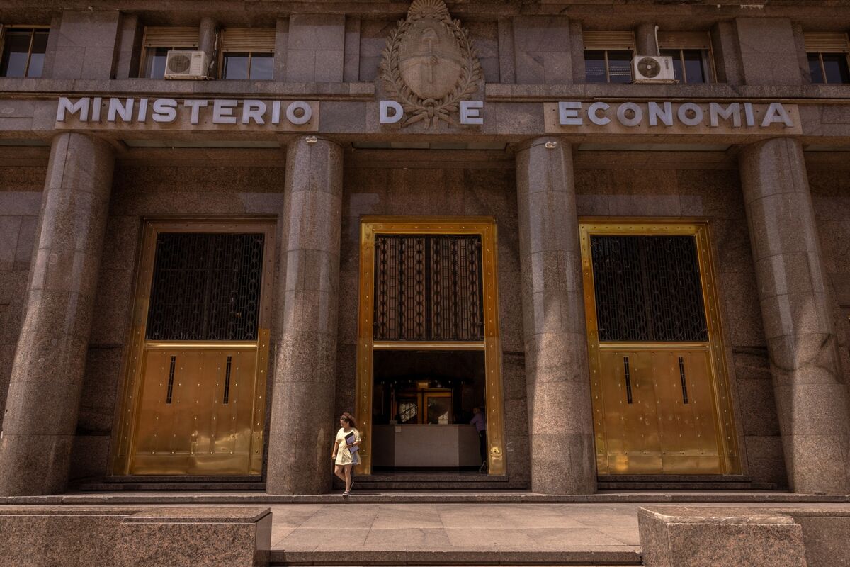 Argentina apunta al grado de inversión en 2031 y descarta salir al mercado internacional