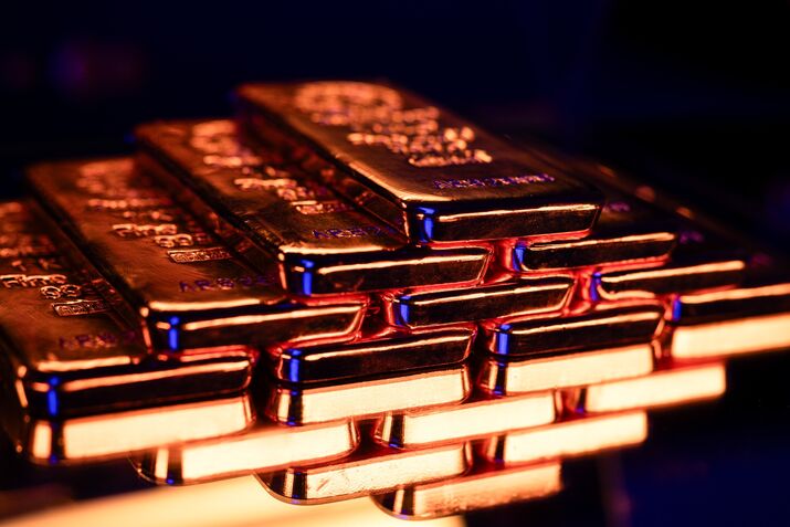 Gold Rises to Record as Weaker Dollar Extends Scorching Rally