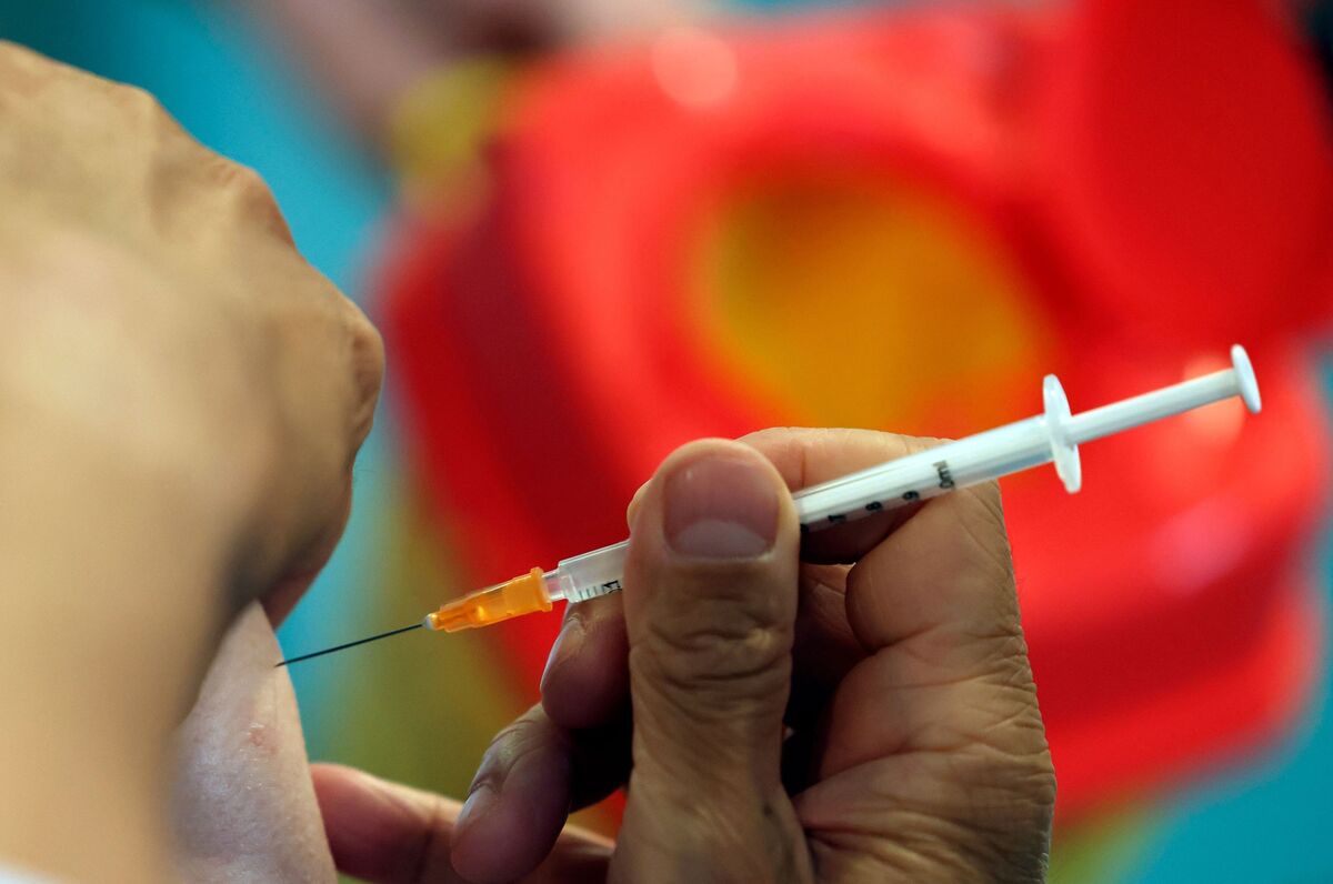 most-people-don-t-need-covid-vaccine-booster-scientists-say-bloomberg