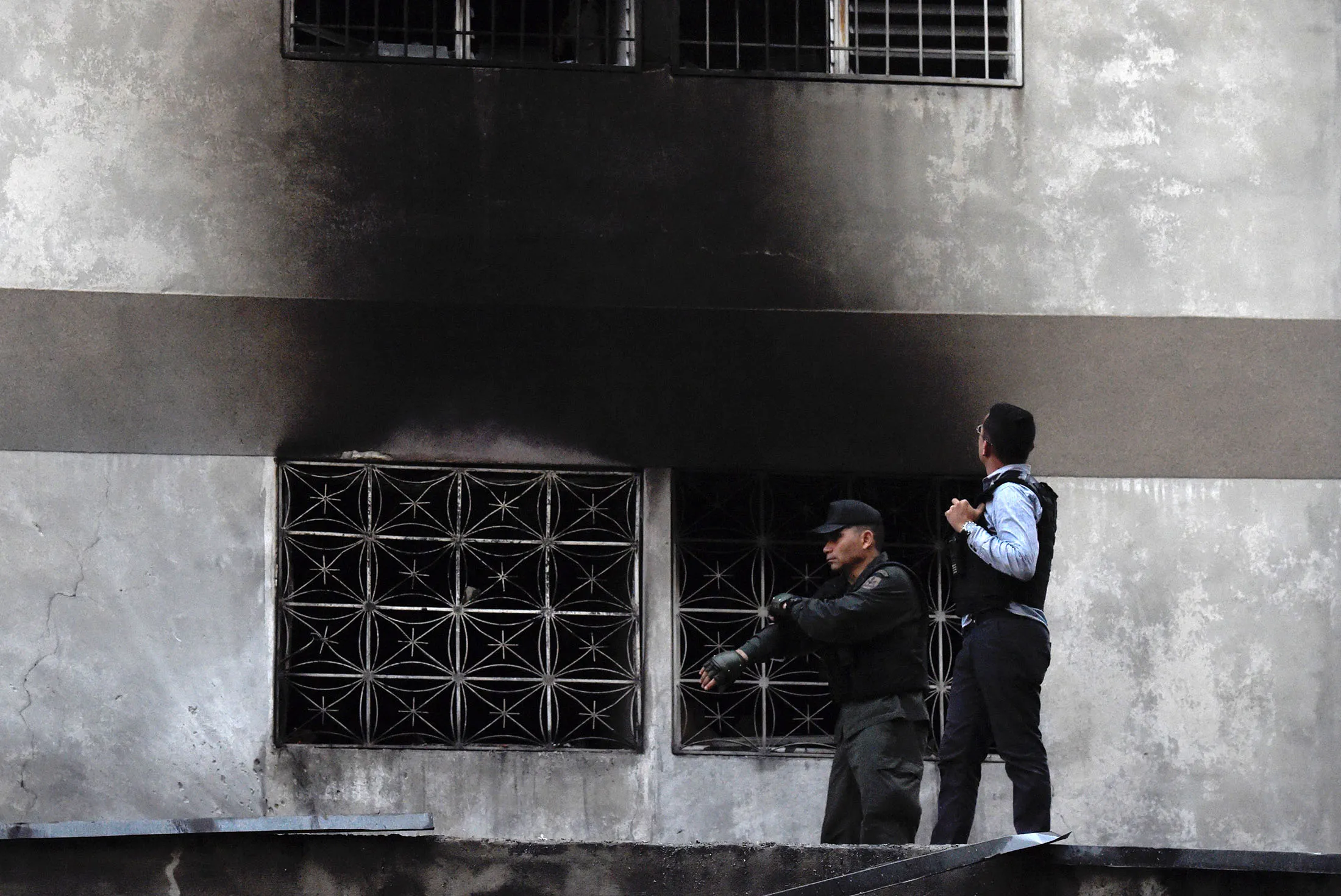 Security forces check a building after an explosion was heard during a ceremony attended by Venezuelan President Nicolas Maduro in support of the National Guard in Caracas on August 4, 2018.