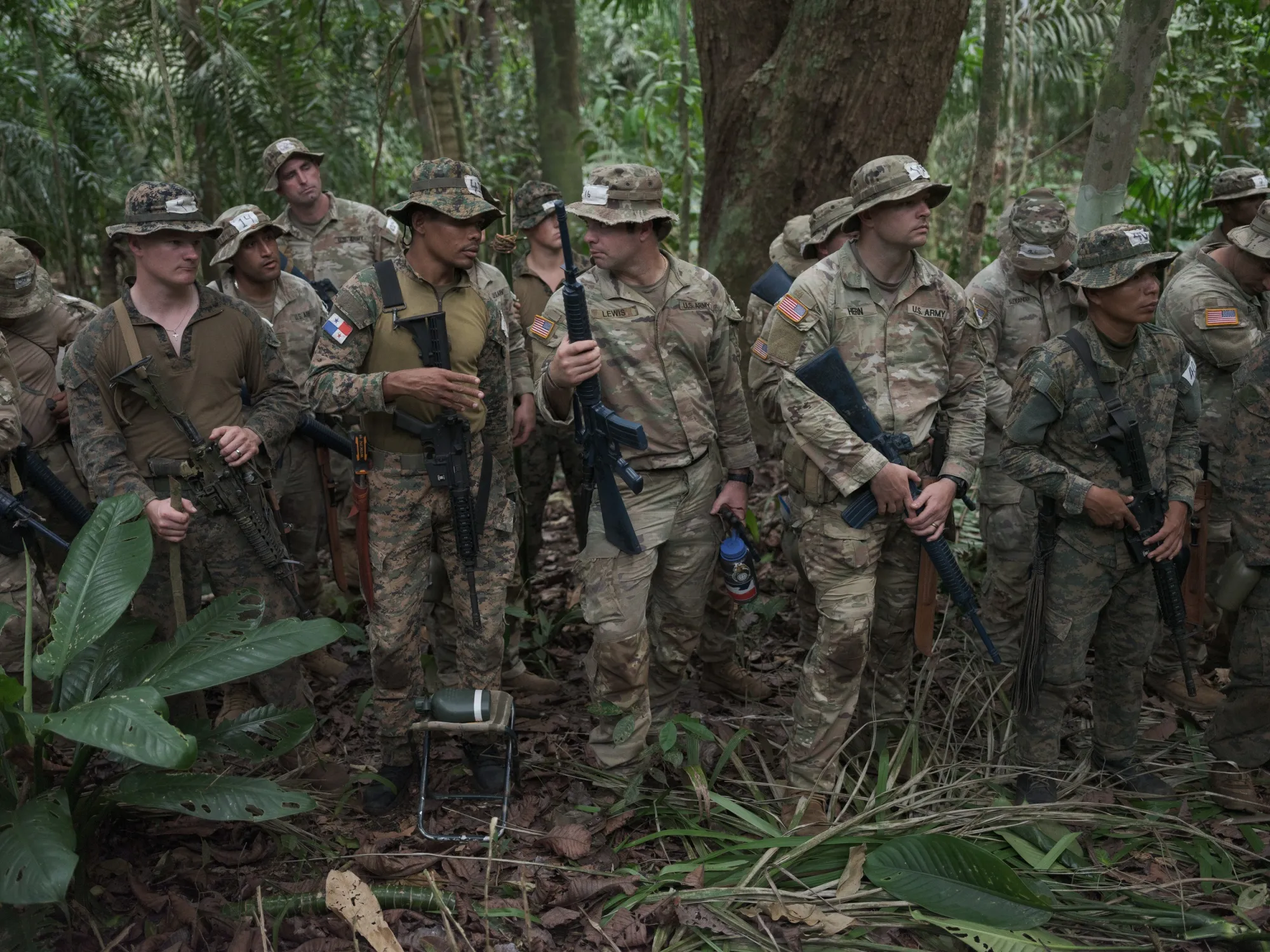 Soldados estadounidenses y fuerzas panameñas durante un entrenamiento en la selva en el antiguo Fuerte Sherman, ahora conocido como Base Aeronaval Almirante Cristóbal Colón, cerca de Colón, Panamá.