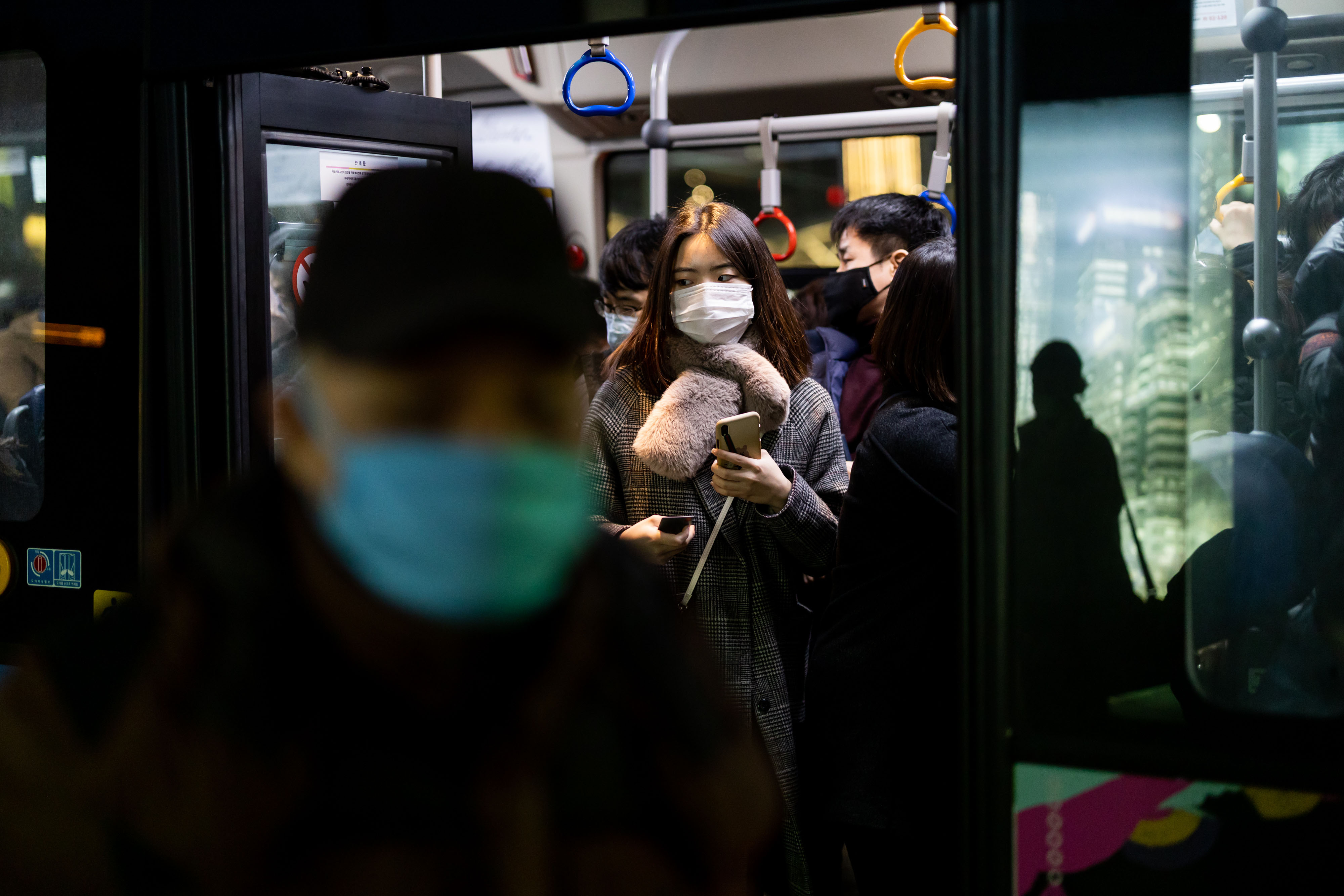 코로나 바이러스 발생 이후 서울에서 1,500 건의 반응