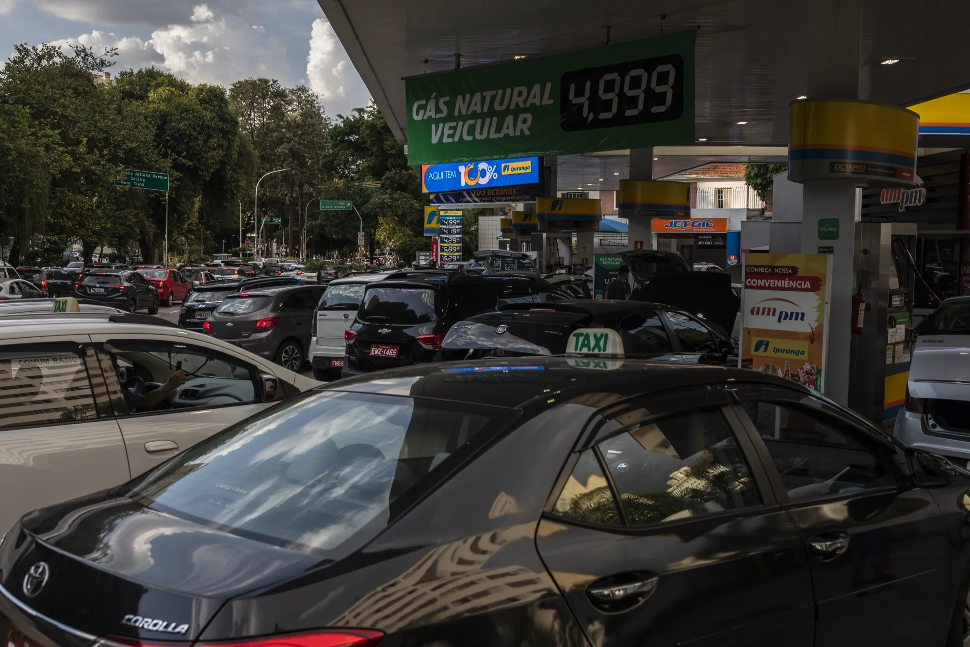 Customers wait in line to refuel vehicles at a&nbsp;gas station in Sao Paulo, Brazil.