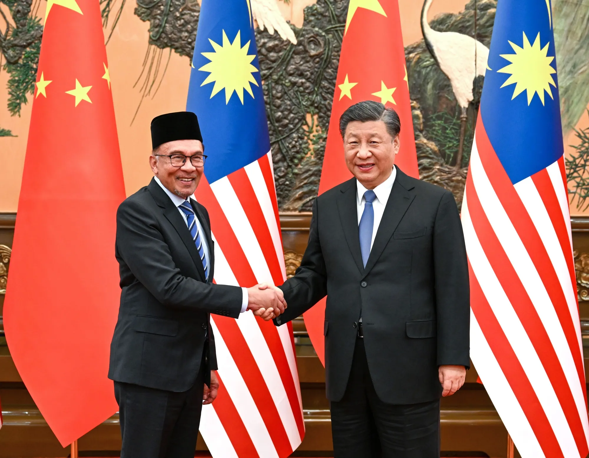 Anwar Ibrahim, left, with Xi Jinping in Beijing on March 31.