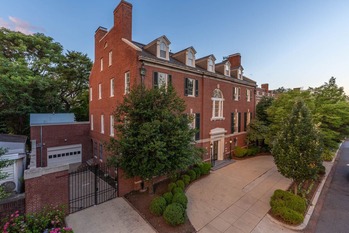 Rfk Jr. & Cheryl Hines: The Untold Truth Behind Their $4.4 Million Dc Mansion - sl58pmx