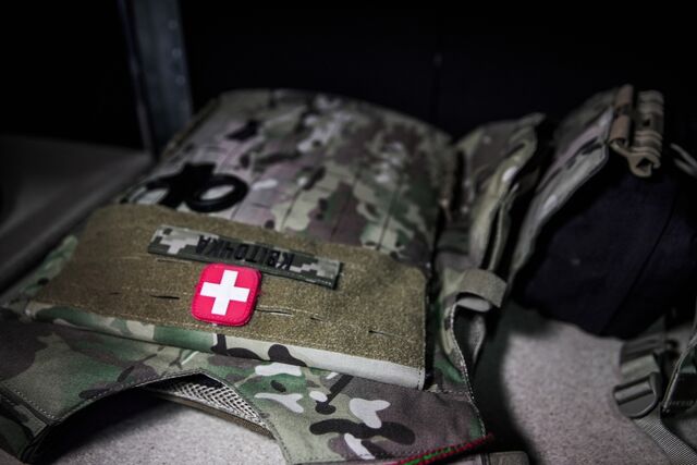 The NGO “Ptakhy,” founded by Tata Kepler, who used to run three bars in Kyiv before the full-scale invasion, is focused on tactical and civilian medicine: IFAKs for soldiers, medical backpacks for paramedics, medicine supplies for hospitals, humanitarian missions to the liberated areas.