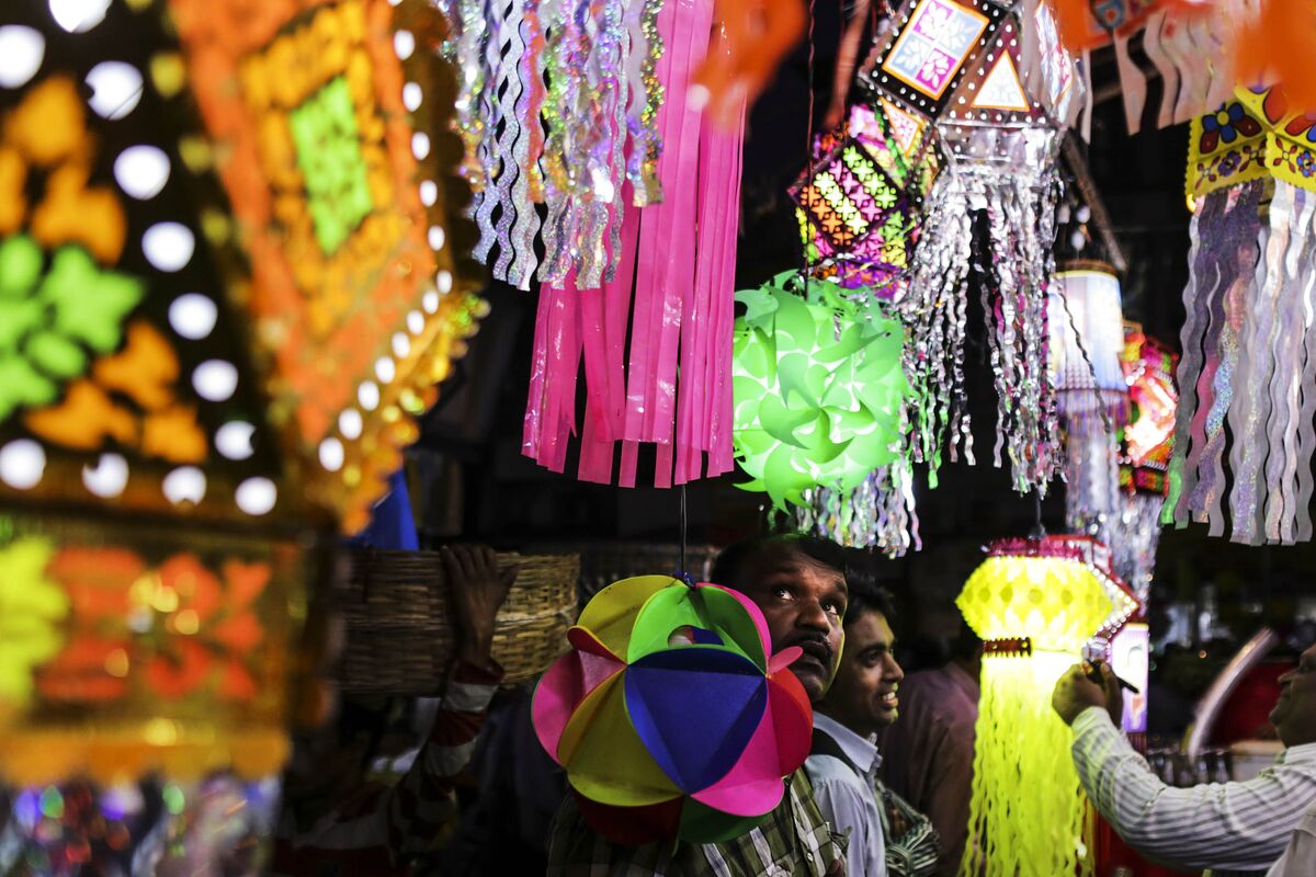 Diwali in Mumbai: A Splash of Color and Coin - Bloomberg