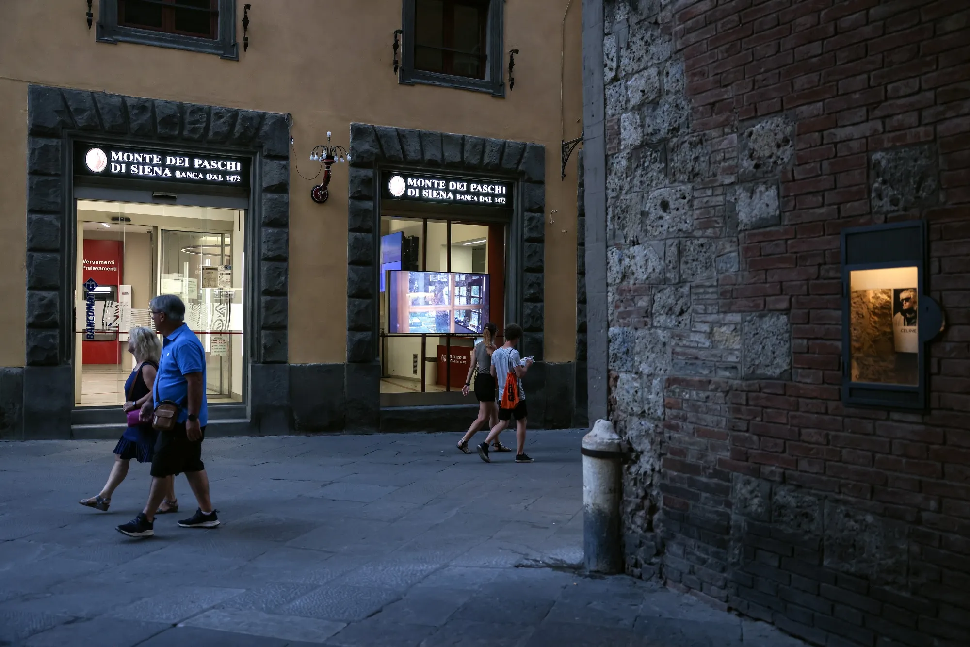 Monte Paschi Share Sale Set to Proceed as CEO Wins Investors Bloomberg