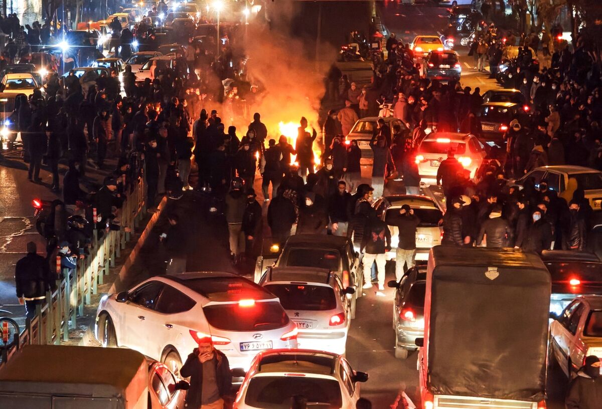 Lots More on the Protests and Financial Crisis in Iran