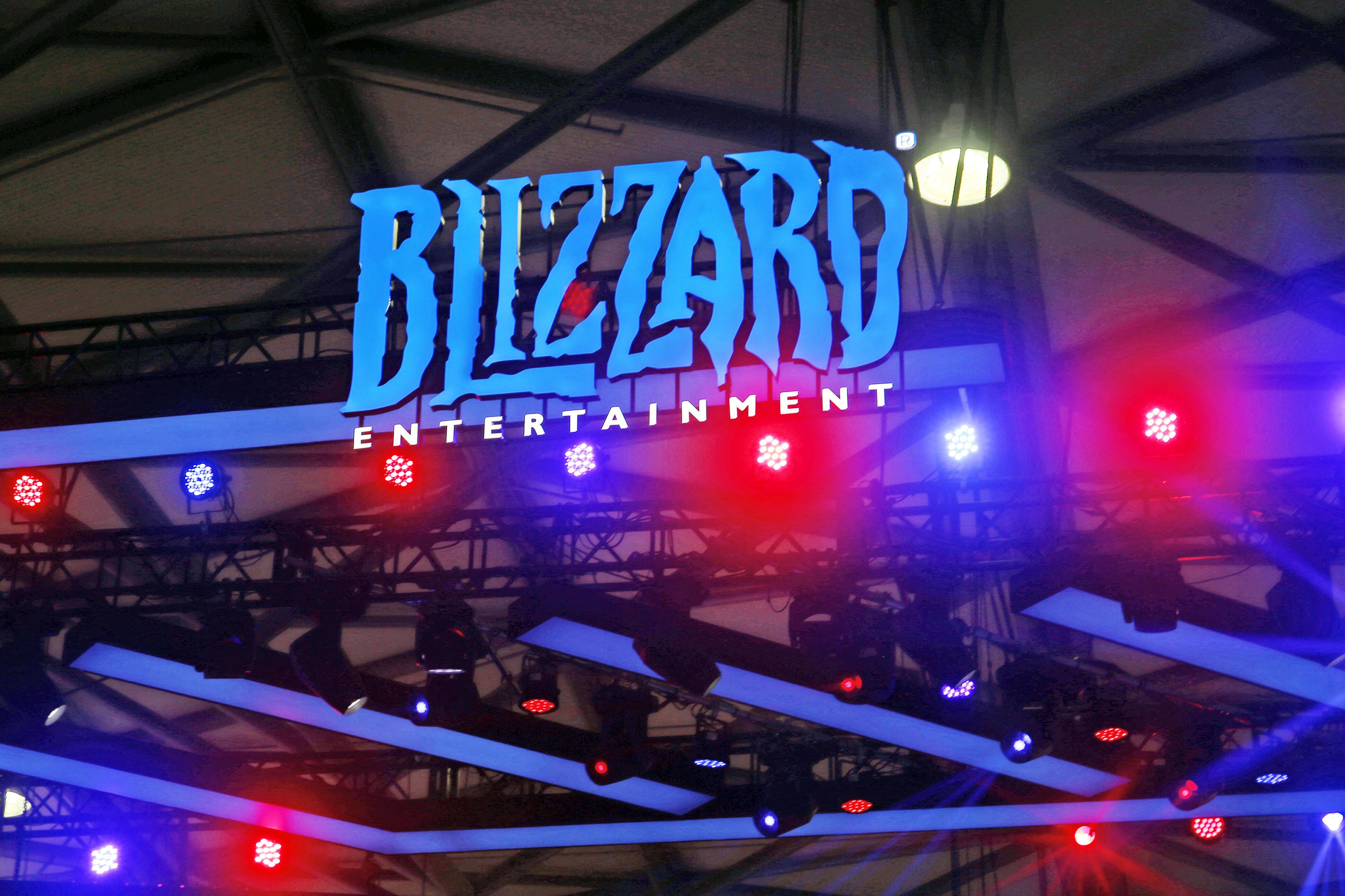 How many more employees does Activision Blizzard have than Xbox Game Studios?  •