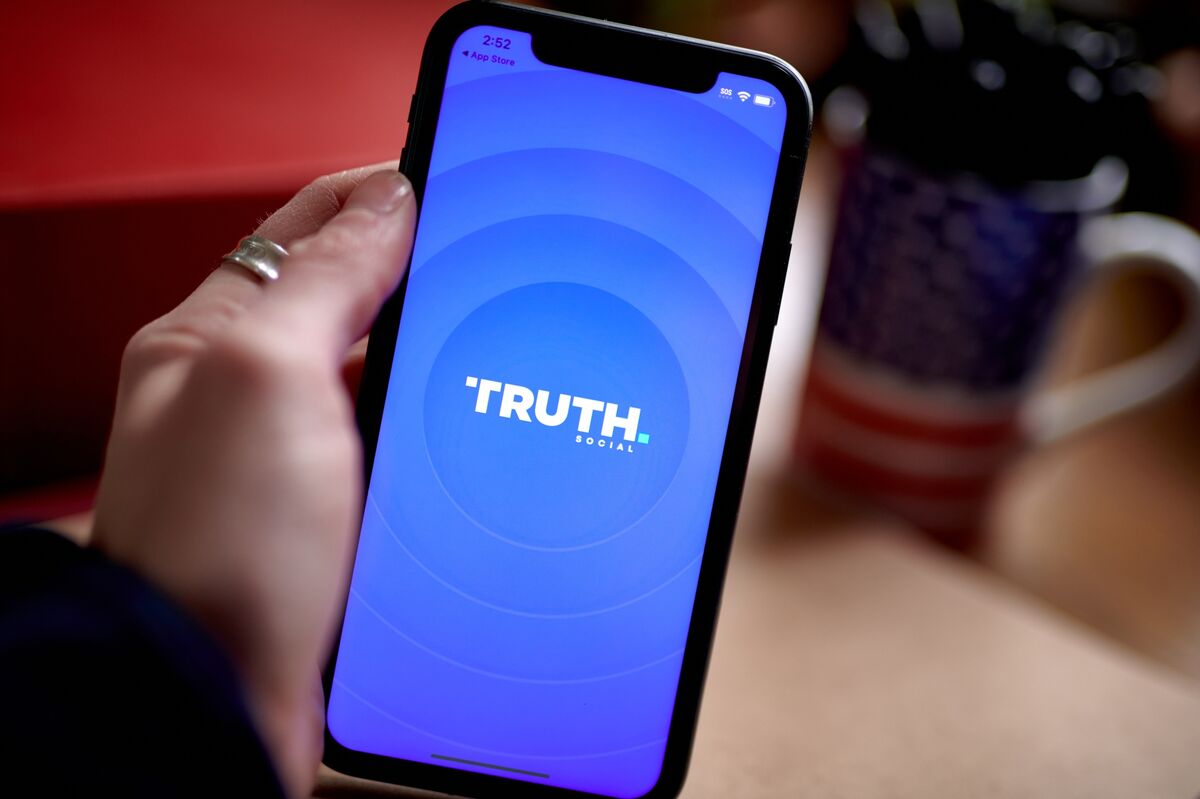 ⚫️ BLOOMBERG: "La società di social media di Trump prepara fondi negoziati in borsa legati all'identità 'America First'"