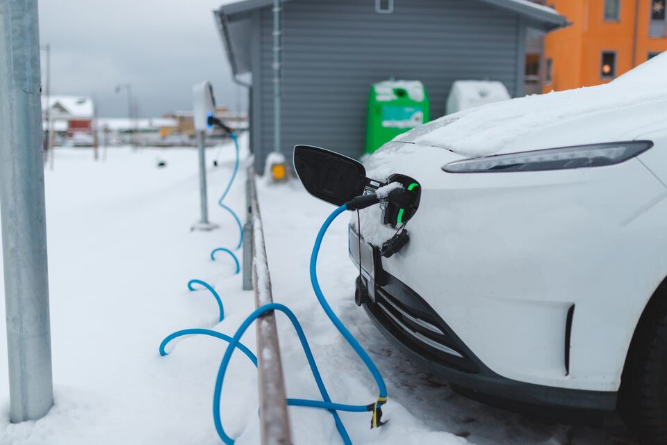 How to Keep Your Electric Car Battery Charged in Cold Weather - Bloomberg