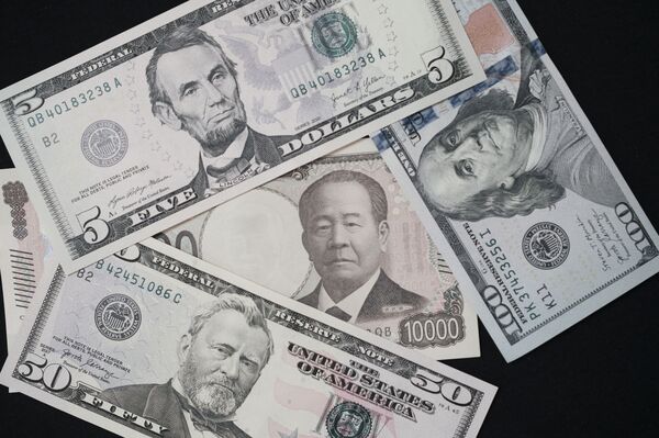 Yen Banknotes As Japan Plays Coy on Intervention