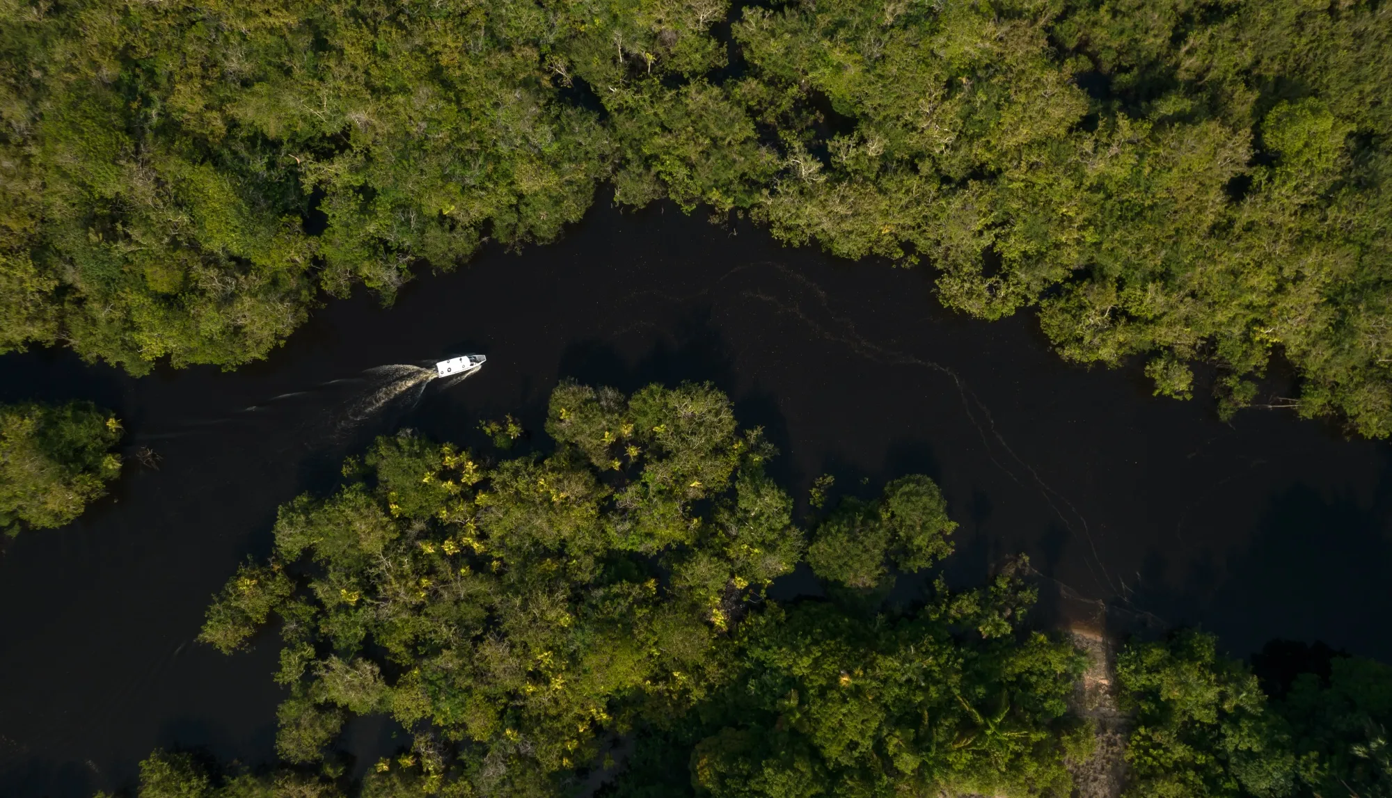 Un barco cerca de la comunidad ribereña de Saraca, estado de Pará, Brasil, el sábado 17 de septiembre de 2022.