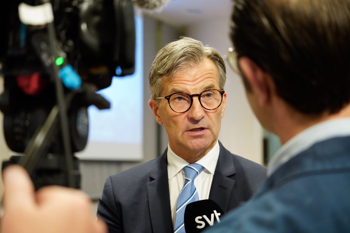 Riksbank Chief Calls for Cautious Easing to Avoid Demand Surge