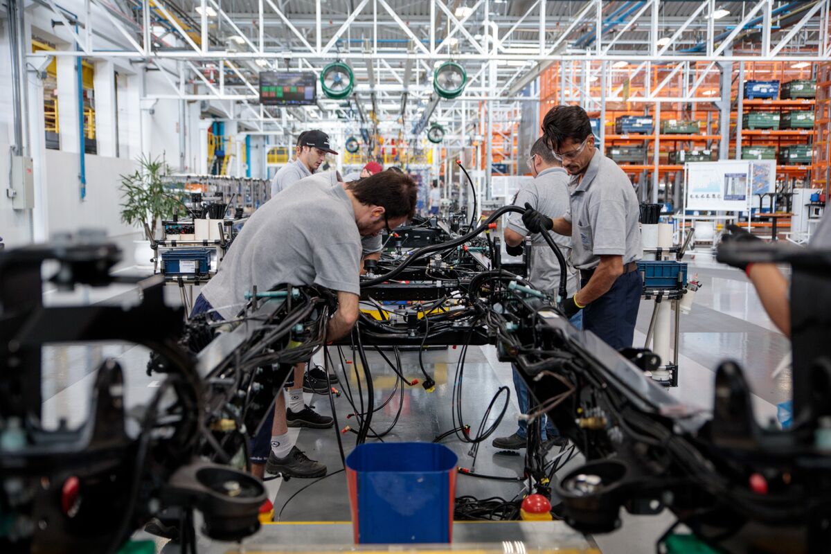 bloomberg.com - Leonardo Lara - Brazil Auto Jobs Imperiled by Chinese Imports, Stellantis Says