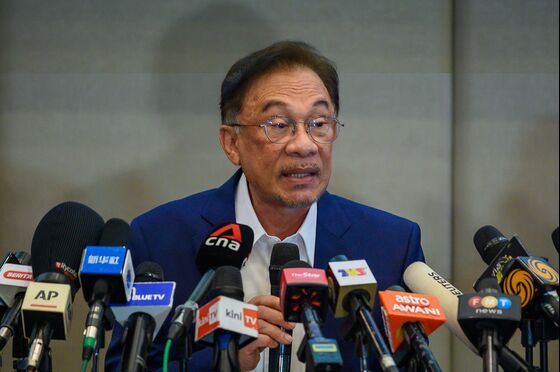 Anwar Shock Adds to the Risks Besieging Malaysian Assets