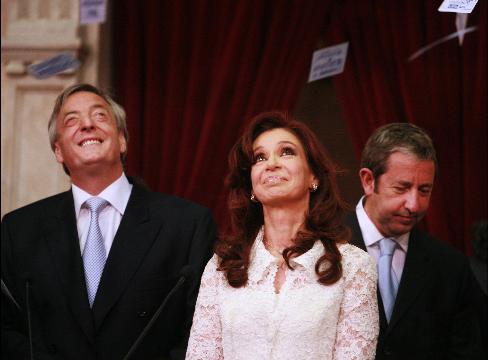 アルゼンチンで初の女性大統領が誕生 フェルナンデス氏が就任宣誓 Bloomberg